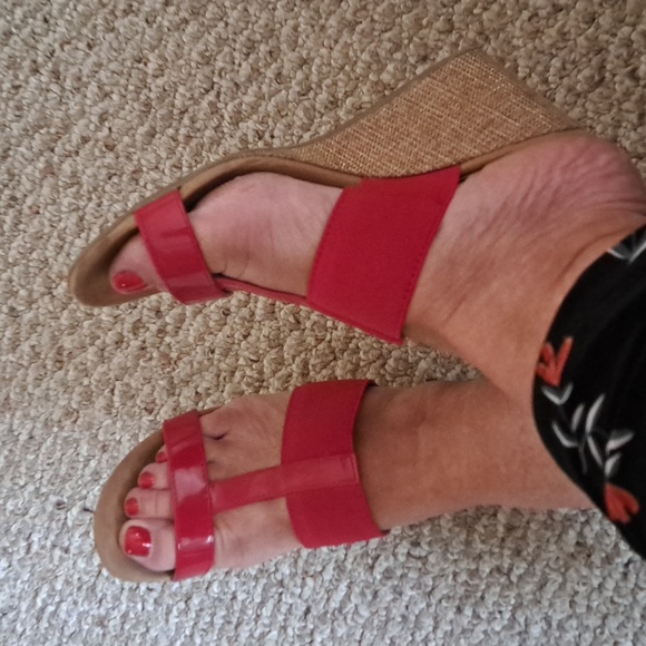 Sz 6 fits 6.5" 'Style & Co Red patent wedge heel 2.5" open toe sandals - Picture 7 of 8